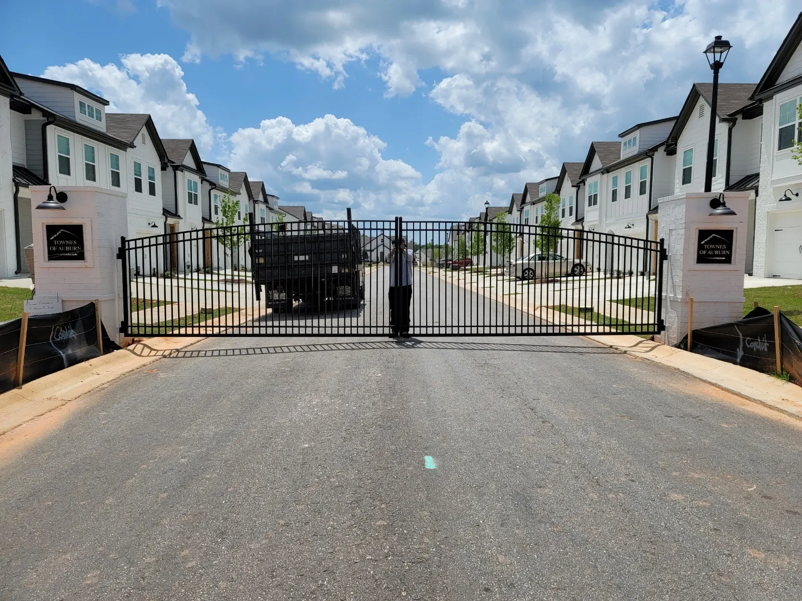 Commercial vehicular gate